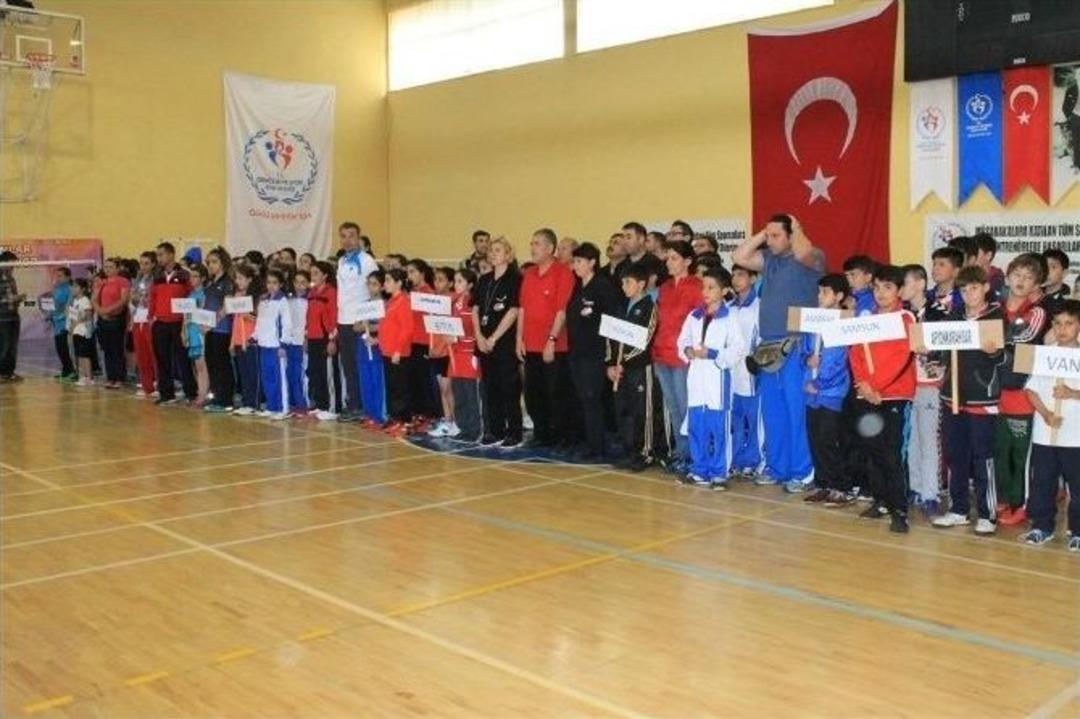 Badminton K&uuml;&ccedil;&uuml;kler T&uuml;rkiye Şampiyonası Karaman&rsquo;da Başladı