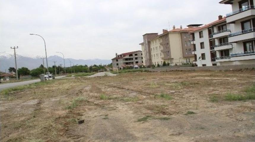 Boş Arsalar Temizleniyor