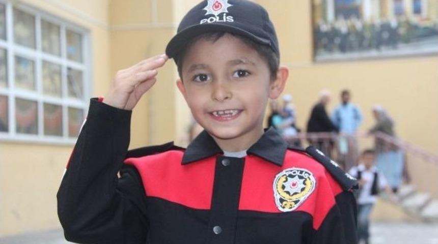 Minik Muzaffer Polis &Uuml;niformasına Kavuştu