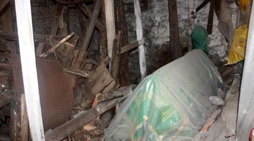 Hasan H&uuml;seyin Baş Dede T&uuml;rbesi Kaderine Terk Edildi