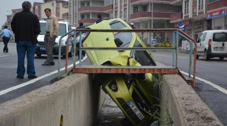 Su Kanalına D&uuml;şen Otomobilin S&uuml;r&uuml;c&uuml;s&uuml; Yaralandı