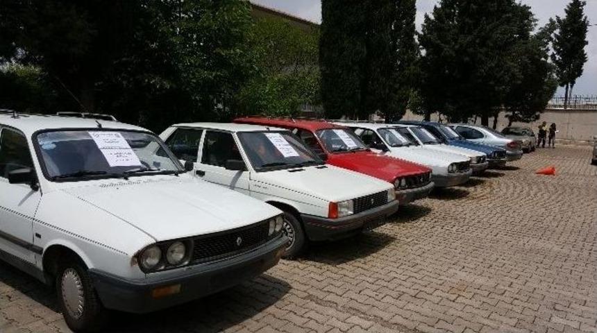 Oto Hırsızları Manisa Polisinden Ka&ccedil;amadı