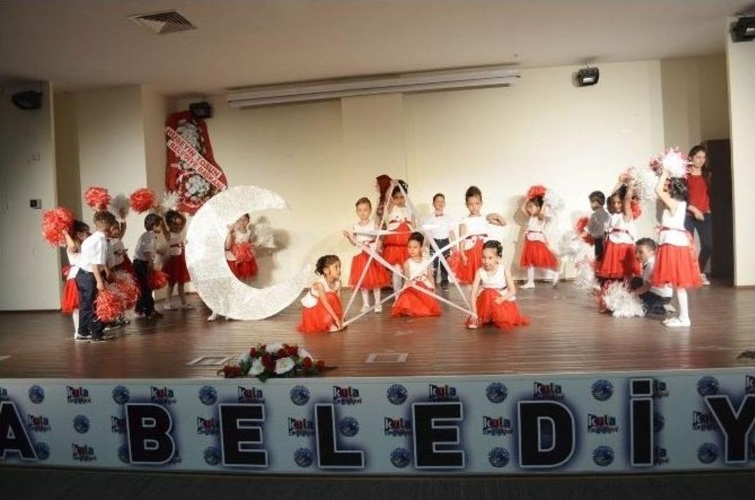 Ana Sınıfı &Ouml;ğrencilerinden Annelerine S&uuml;rpriz Program