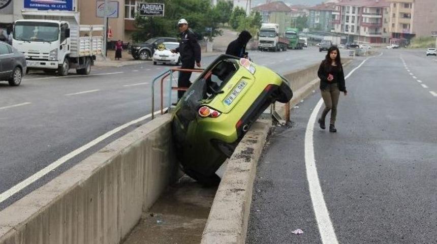 Seyir Halindeki Otomobil Su Kanalına D&uuml;şt&uuml;