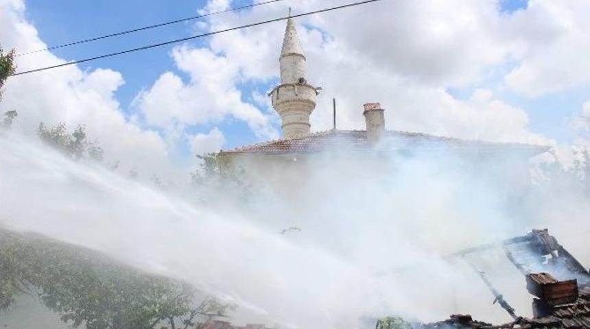 Cami Yanında &Ccedil;ıkan Yangın Korkuttu