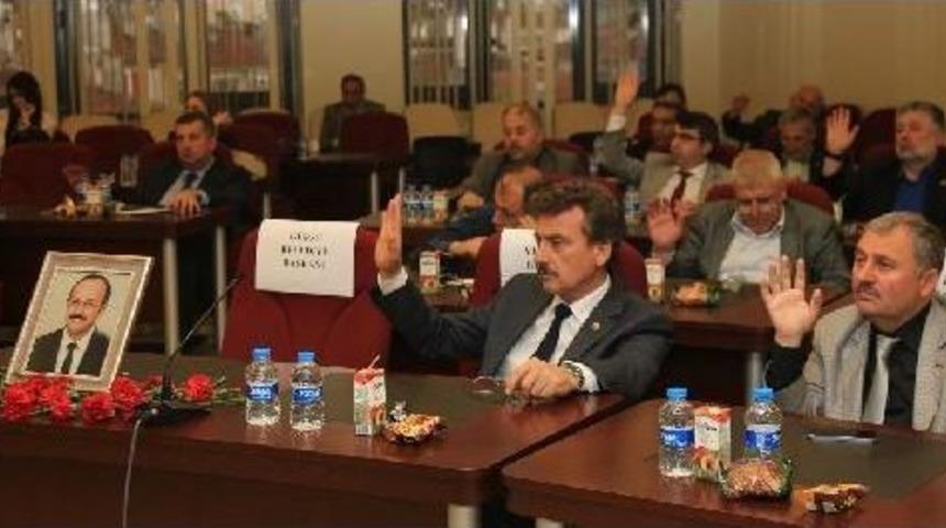 Saldırıda &Ouml;len Başkanın Koltuğuna Karanfiller Konuldu