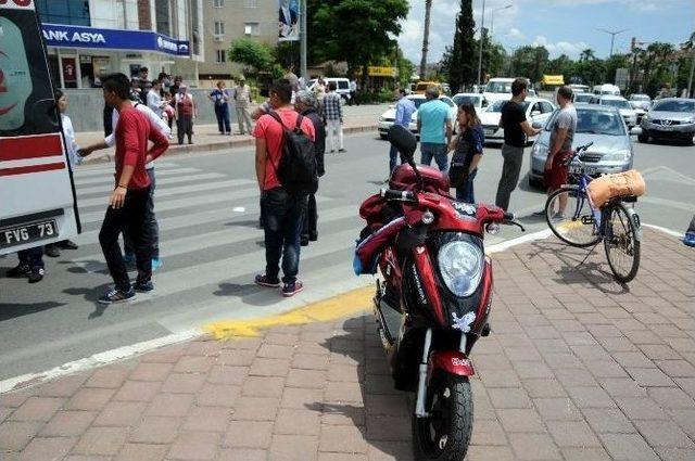 Otomobille Elektrikli Bisiklet Çarpıştı: 1 Yaralı