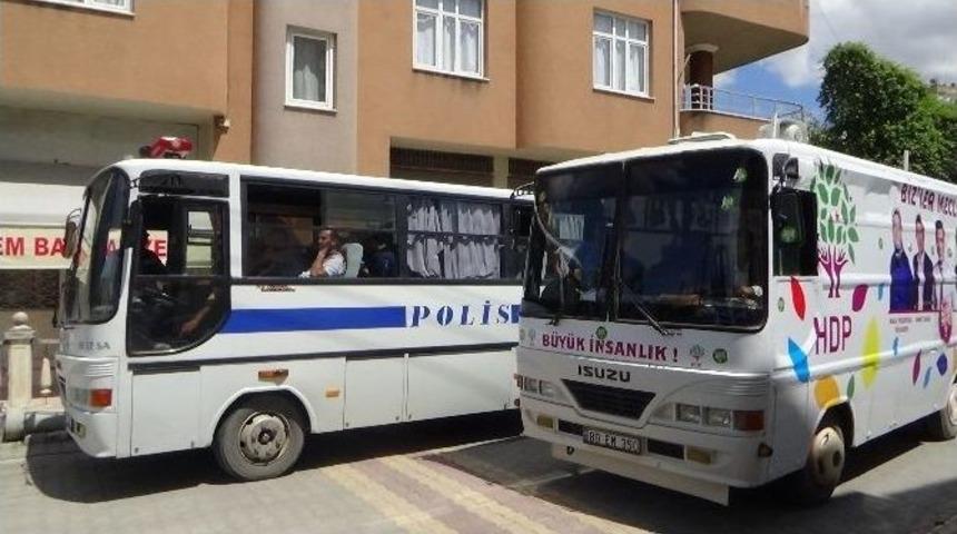 (&ouml;zel Haber) Kadirli&rsquo;de Hdp&rsquo;li D&ouml;rt Aday Y&uuml;zlerce Polis Eşliğinde Mahalle Gezisi Yaptı