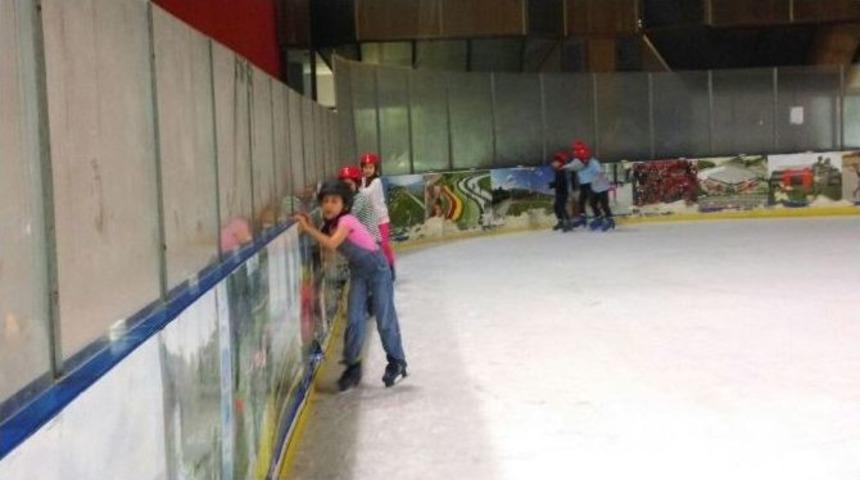 &Ccedil;ocuklar Buzu &Ccedil;ok Sevdi