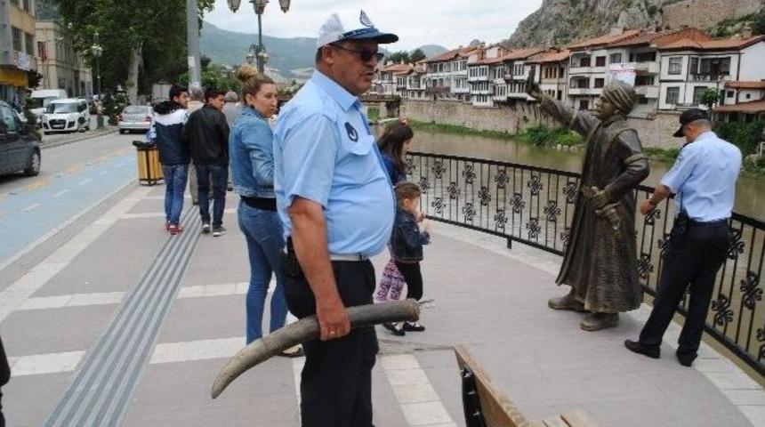 Selfieci Şehzadenin Kılıcı Yine Kırıldı