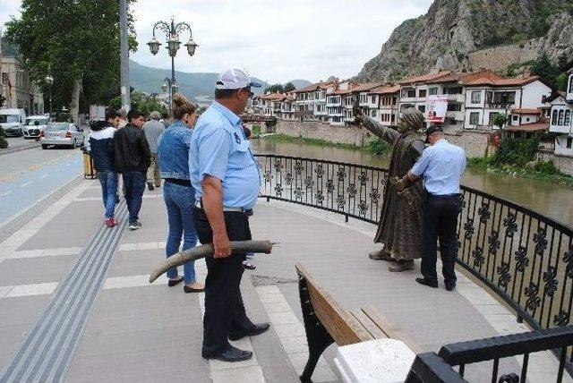 Selfieci Şehzadenin Kılıcı Yine Kırıldı