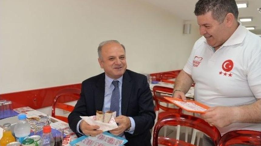 Vali &Ccedil;akacak&rsquo;ın Tantuni Keyfi