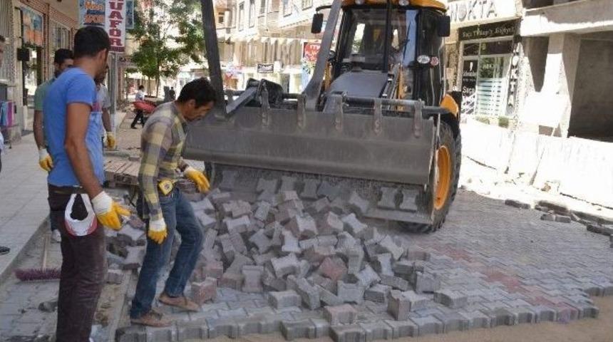 (&ouml;zel Haber) Simit&ccedil;i &Ccedil;ocuklar, Para &Ccedil;antasını Top Oynar Gibi Tekmeleye Tekmeleye &Ccedil;aldı