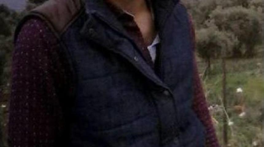 Babasını Mezarı Başında Intihar Etti