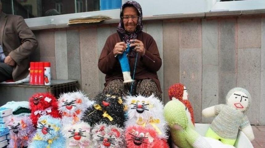 Diktiği Bez Bebeklerle Ge&ccedil;imini Sağlıyor