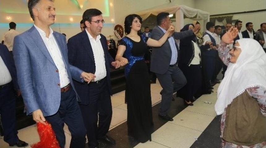 Siyasete &lsquo;halay&rsquo; Molası