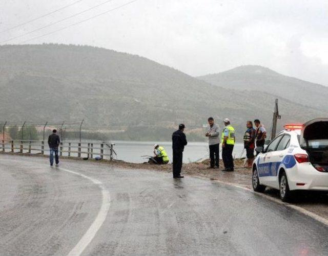 Karpuz Yüklü Tır Baraj Gölüne Uçtu: 1 Ölü, 1 Kayıp