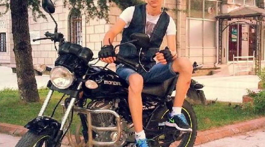 Kamyonetin &Ccedil;arptığı 19 Yaşındaki Motosiklet S&uuml;r&uuml;c&uuml;s&uuml; &Ouml;ld&uuml;