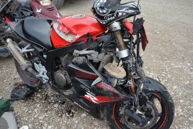 Kamyonetin Çarptığı 19 Yaşındaki Motosiklet Sürücüsü Öldü