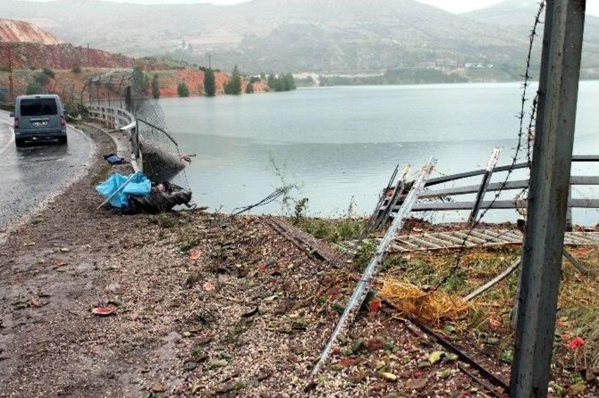 Karpuz Y&uuml;kl&uuml; Kamyon Baraj G&ouml;l&uuml;ne U&ccedil;tu: 1 &Ouml;l&uuml;