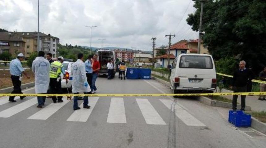 Minib&uuml;s&uuml;n &Ccedil;arptığı Bisikletli Belediye Temizlik Iş&ccedil;isi &Ouml;ld&uuml;