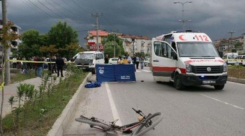 Minib&uuml;s&uuml;n &Ccedil;arptığı Bisiklet S&uuml;r&uuml;c&uuml;s&uuml; Hayatını Kaybetti