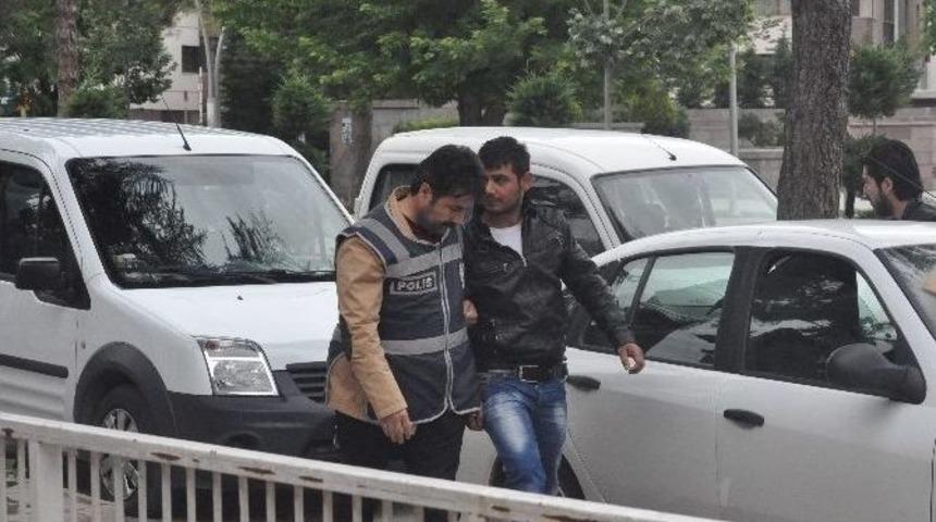 &Ouml;ld&uuml;resiye D&ouml;vd&uuml;kleri Arkadaşlarını Ormana Attılar