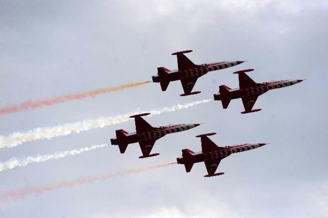 T&uuml;rk Yıldızları Hava Trafiğini Kitledi