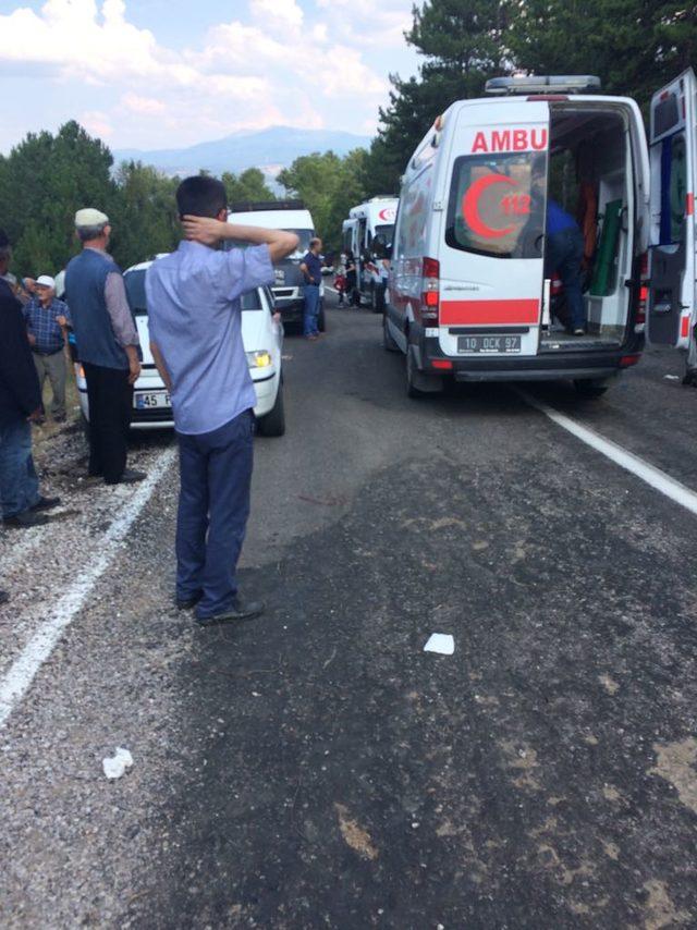 Düğünden dönenleri taşıyan minibüs devrildi: 2 ölü, 8 yaralı