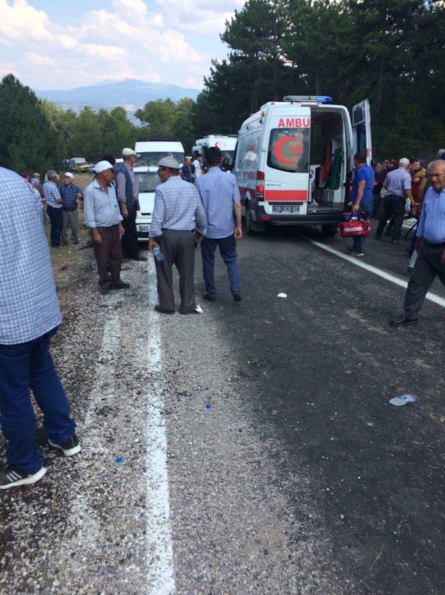 Düğünden dönenleri taşıyan minibüs devrildi: 2 ölü, 8 yaralı