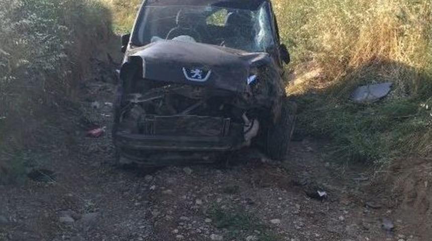 Pikap Şarampole Yuvarlandı: 5 Yaralı