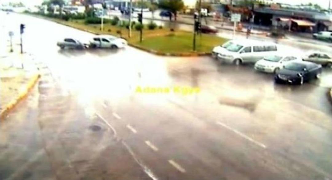 Sulama Kamyonu Devrilmekten Son Anda Kurtuldu