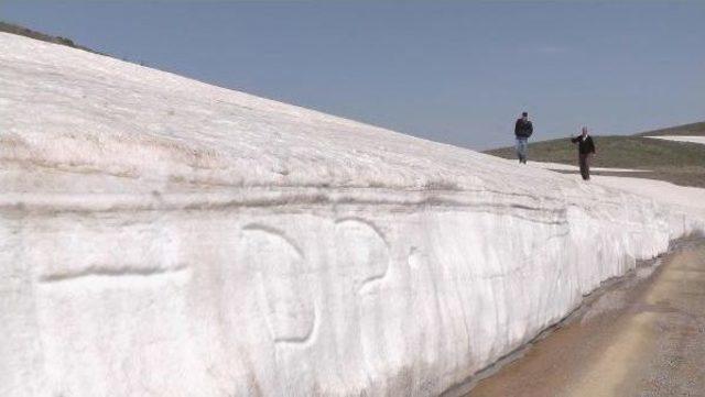 Muş'ta 3 Metrelik Kar Yığınını Görenler Şaşırıyor