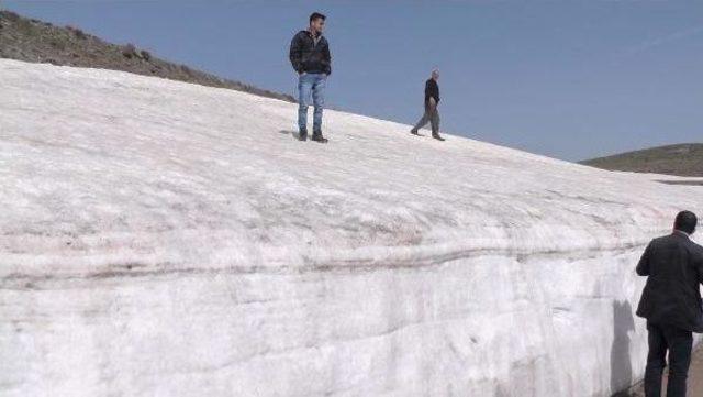 Muş'ta 3 Metrelik Kar Yığınını Görenler Şaşırıyor