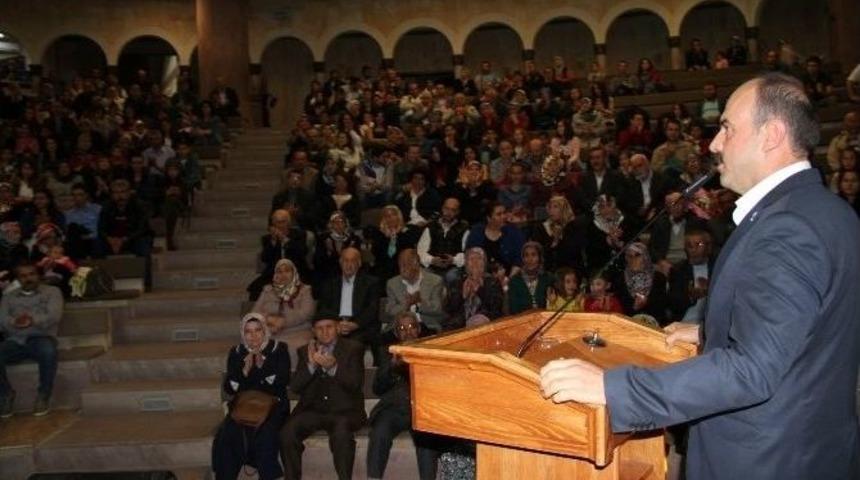 Evliliklerinde Yarım Asrı Ge&ccedil;iren &Ccedil;iftlere Madalya Ve Plaket