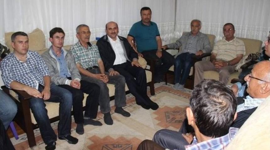 Ak Partililer Kapı Kapı Dolaşıp 7 Haziran&rsquo;ın &Ouml;nemini Anlatıyor