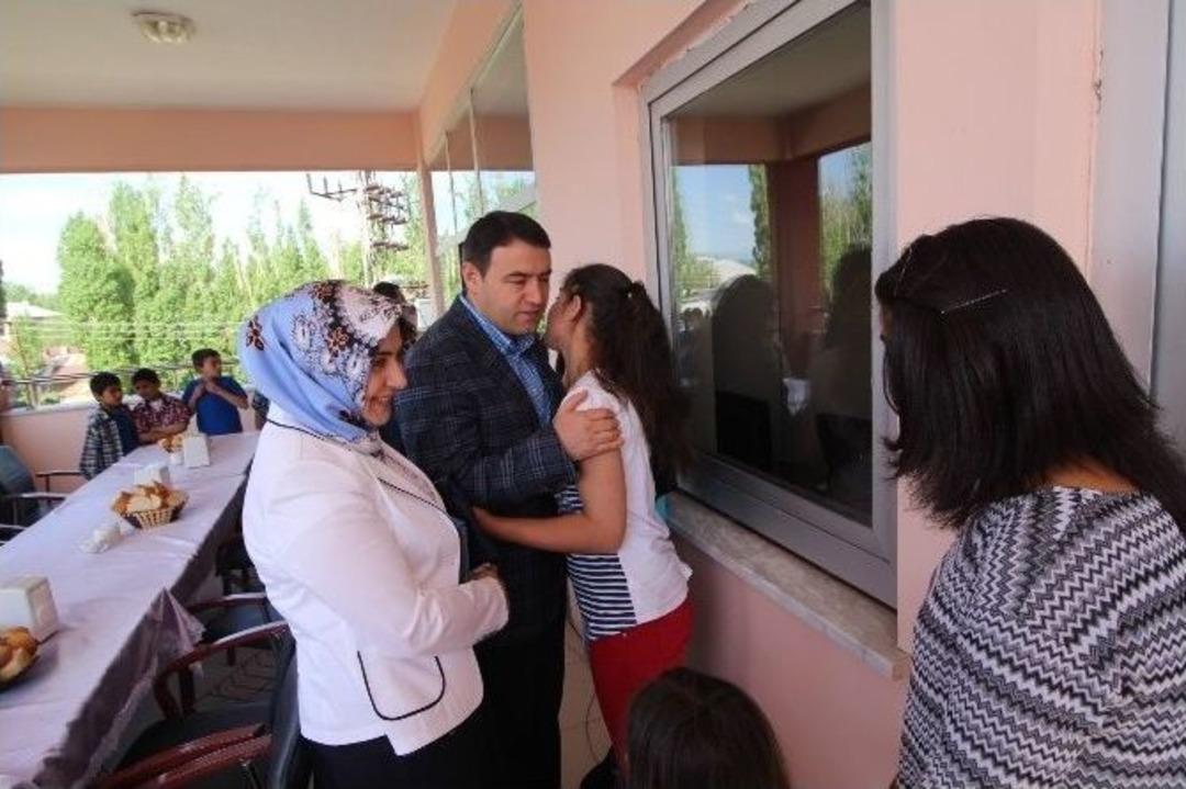 Işın &Ccedil;ifti &Ccedil;ocuklarla Kahvaltıda Buluştu