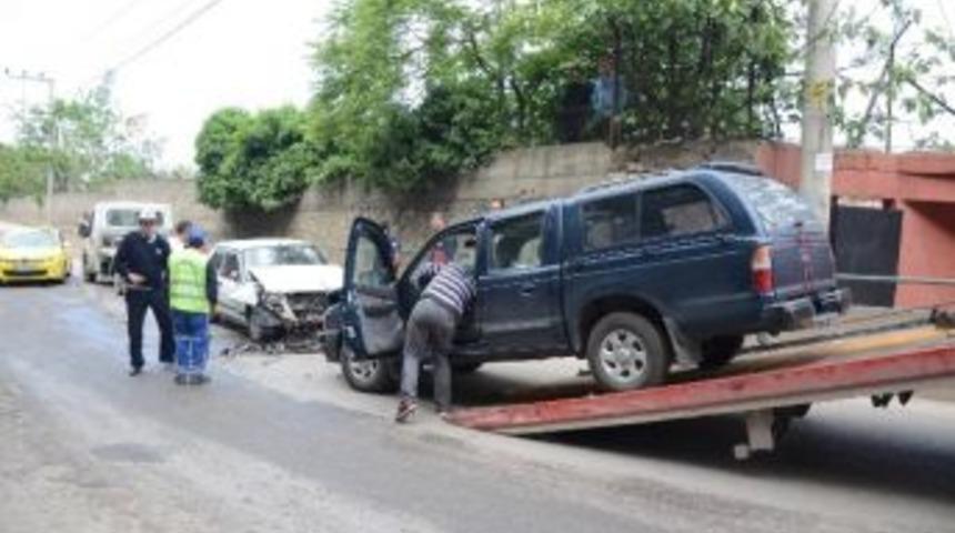 Zonguldak&rsquo;ta İki Ara&ccedil; Kafa Kafaya &Ccedil;arpıştı: 3 Yaralı