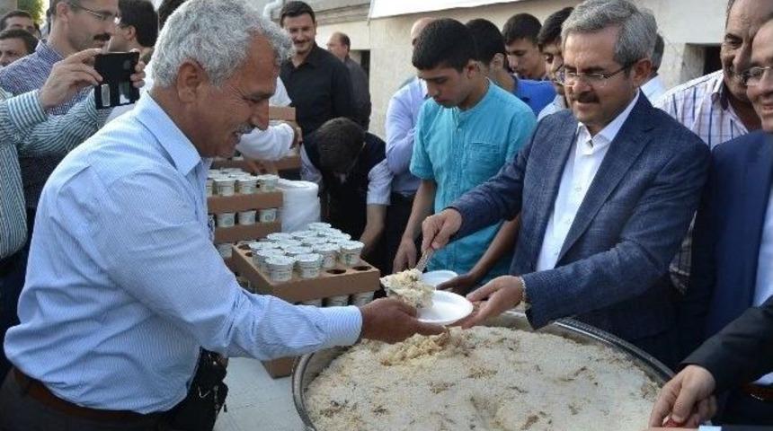 "necdet Hoca" Pilav Dağıttı