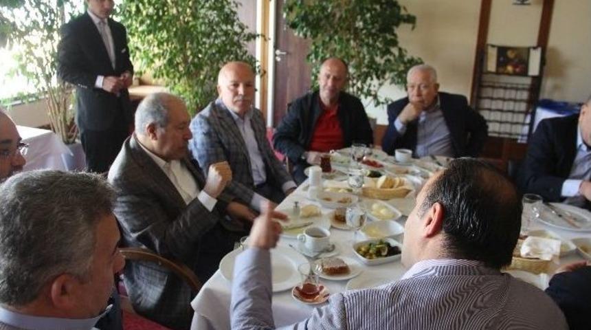 Sekmen, B&uuml;y&uuml;kel&ccedil;ilerle Kahvaltıda Biraraya Geldi