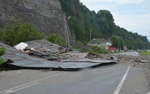 Rize’De Heyelan Iki Katlı Ev Ve Mandırayı Yıktı