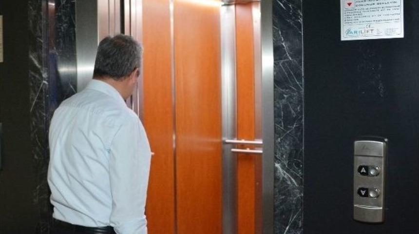 İzmit&rsquo;te Asans&ouml;rler Alarm Veriyor