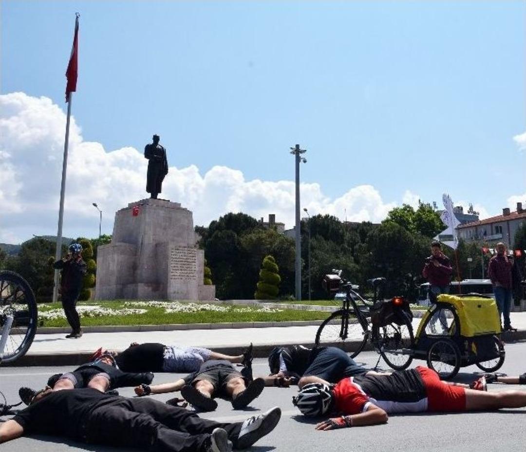 Fransız Bisiklet&ccedil;inin &Ouml;l&uuml;m&uuml;ne Protesto