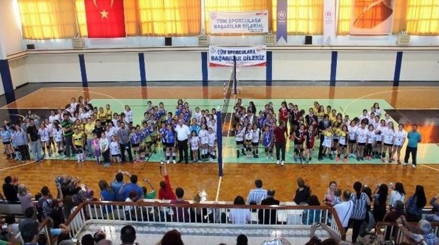 Minik Voleybolcular Madalyalarını Aldı