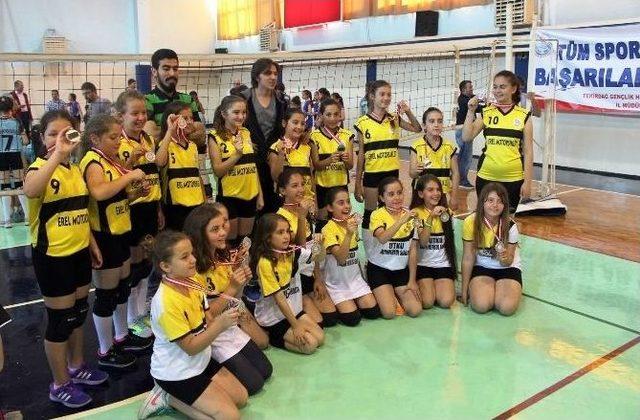 Minik Voleybolcular Madalyalarını Aldı