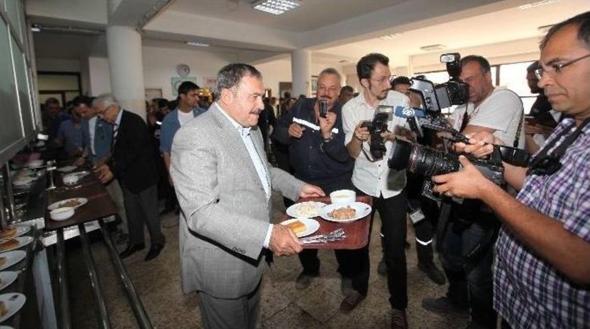 Bakan Eroğlu İş&ccedil;ilerle Yemek Sırasına Girdi