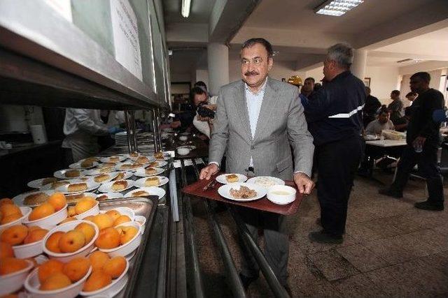 Bakan Eroğlu İşçilerle Yemek Sırasına Girdi