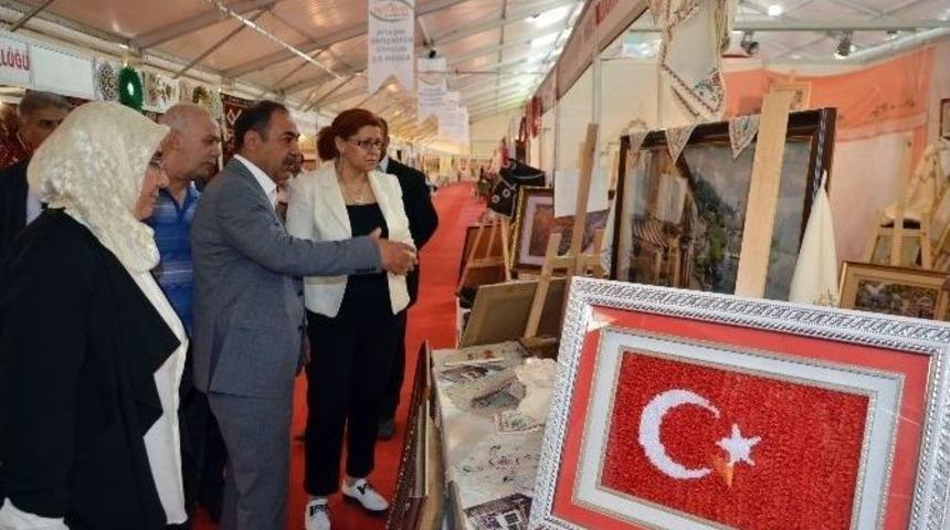 Yıldız, El Emeği G&ouml;z Nuru Fuarını Gezdi