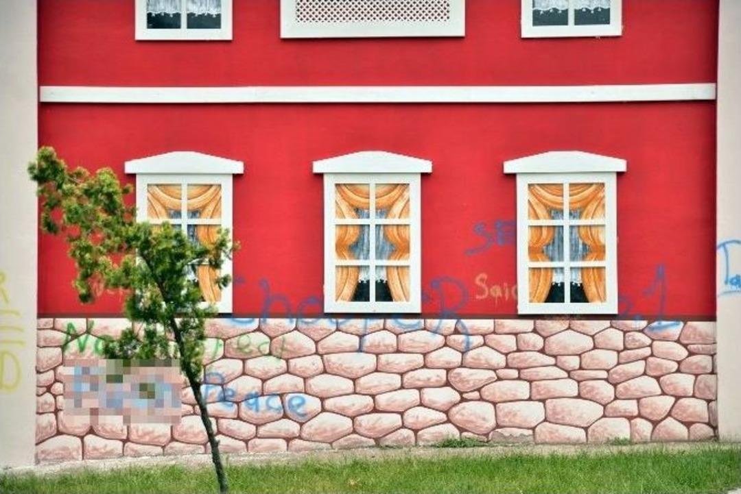 Şehir Magandaları S&uuml;slenen Trafoları Sprey Boya İle Kirletti