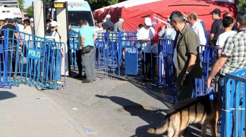 Başbakan Davutoğlu&rsquo;nun Diyarbakır Mitingi